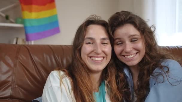 Primer Plano Las Chicas Abrazan Ríen Miran Cámara Mientras Están — Vídeo de stock