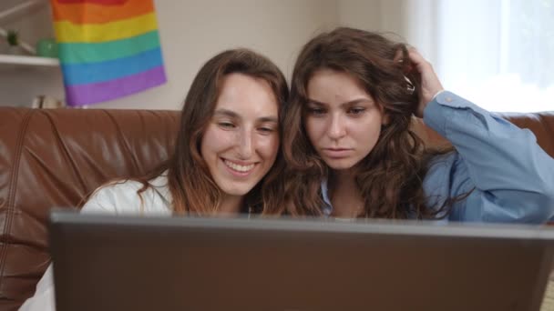 Dvě Dívky Sedící Pohovce Obývacím Pokoji Dívající Obrazovku Notebooku Mluvící — Stock video