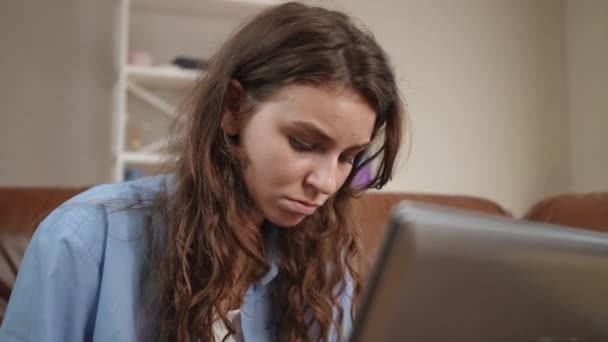 Zbliżenie Dziewczyna Długimi Włosami Koncentruje Się Pisaniu Klawiaturze Laptopa Siedząc — Wideo stockowe