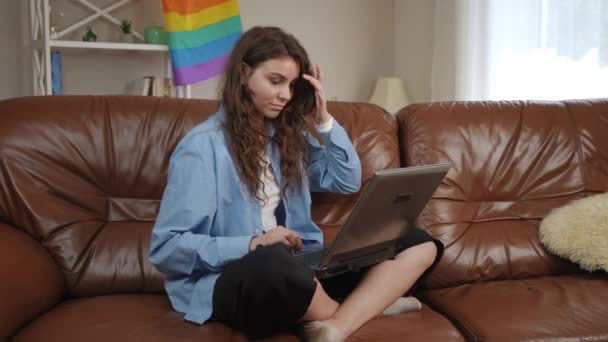 Una Adolescente Con Pelo Largo Está Tomando Una Videollamada Través — Vídeo de stock