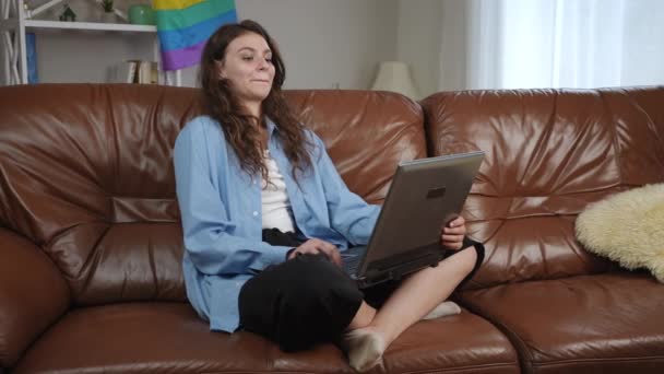 Zabawna Nastolatka Długimi Włosami Ogląda Zawartość Internetu Ekranie Laptopa Siedząc — Wideo stockowe