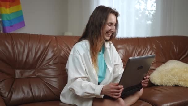 Dziewczyna Siedzi Kanapie Salonie Komunikuje Się Przez Połączenie Wideo Pomocą — Wideo stockowe