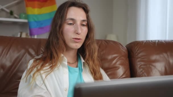 Zbliżenie Dziewczyna Siedzi Skórzanej Kanapie Salonie Nagrywa Wiadomość Wideo Laptopie — Wideo stockowe