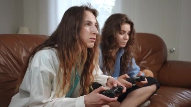 Kız Ellerinde Joysticklerle Duygusal Bir Oyun Oynuyor Kızlar Oturma Odasındaki — Stok video