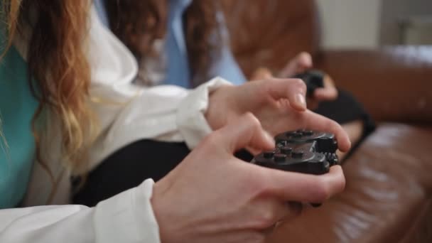 Yakın Plan Kızlar Parmaklarıyla Tuttukları Joystick Tuşlarına Basıyorlar Kızlar Oturma — Stok video