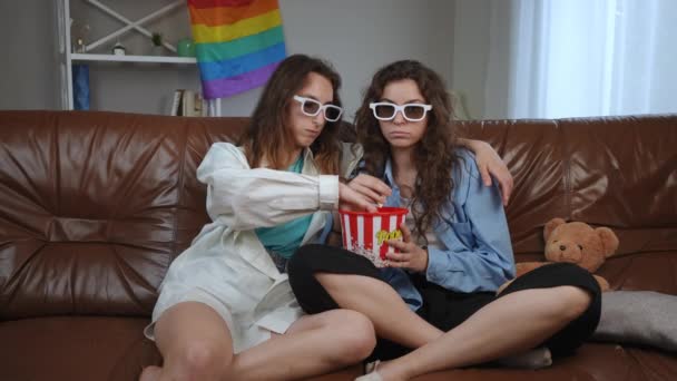 Duas Namoradas Usando Óculos Estão Assistindo Filme Terror Comendo Pipocas — Vídeo de Stock
