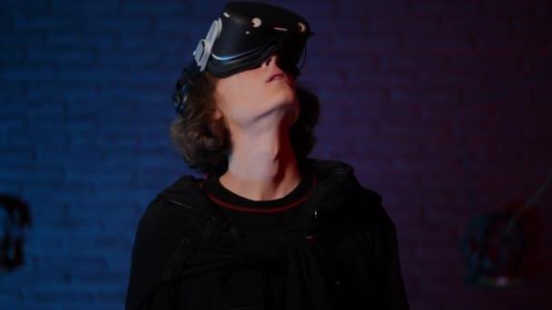 Ένας Έφηβος Κράνος Εικονικής Πραγματικότητας Γυρίζει Κεφάλι Του Από Μια — Αρχείο Βίντεο