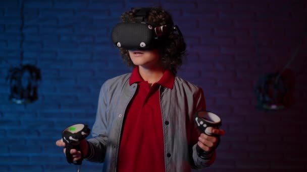 Подросток Шлеме Виртуальной Реальности Поворачивает Голову Оглядываясь Вокруг Держа Руках — стоковое видео
