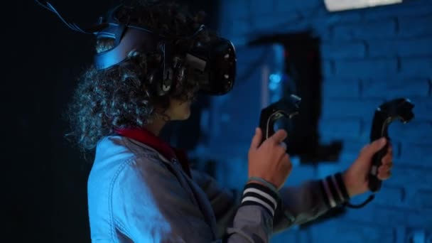 Una Habitación Débilmente Iluminada Club Realidad Virtual Adolescente Con Gafas — Vídeos de Stock