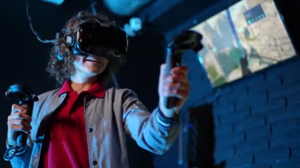 Темній Кімнаті Синім Освітленням Підліток Носить Окуляри Віртуальної Реальності Тримає — стокове відео