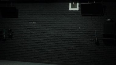 VR kulübündeki siyah tuğla duvar.