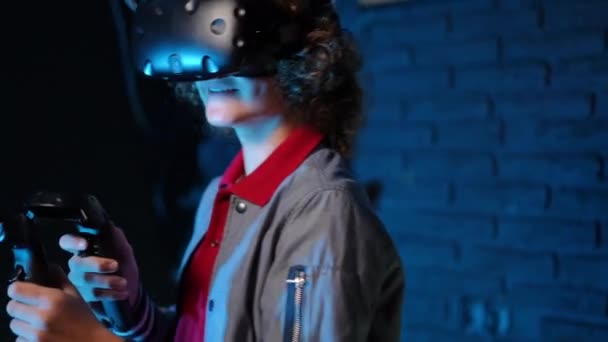 Крупный План Подросток Виртуальных Очках Контроллерами Руках Проходит Через Темную — стоковое видео