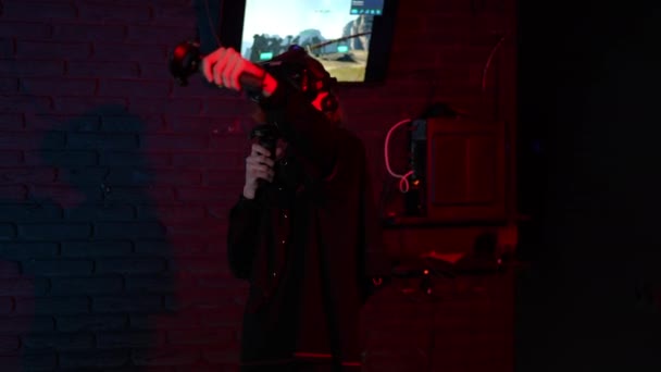 Молодой Человек Очках Контроллерами Руках Имитирует Стрельбу Лука Время Игры — стоковое видео