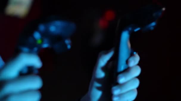 Een Close Een Onherkenbare Tiener Met Bril Controllers Zijn Handen — Stockvideo