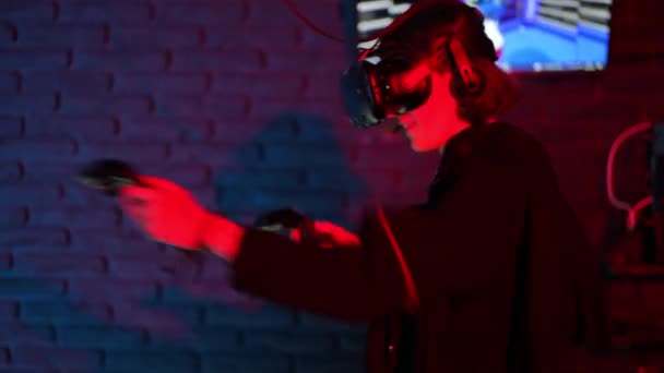 Adolescente Juega Simulador Boxeo Pie Club Realidad Virtual Con Gafas — Vídeos de Stock