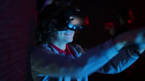 Крупный План Подросток Шлеме Виртуальной Реальности Контроллерами Руках Весело Двигает — стоковое видео