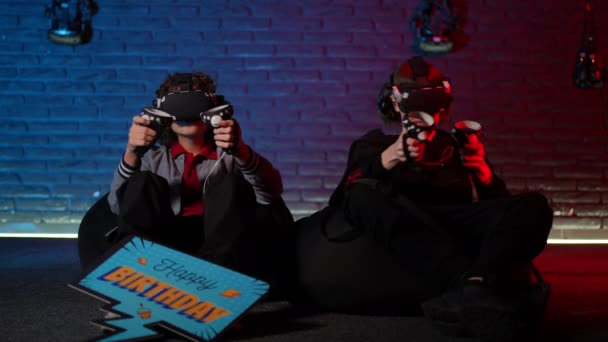 Due Fratelli Adolescenti Con Occhiali Controller Mano Siedono Giocano Mentre — Video Stock