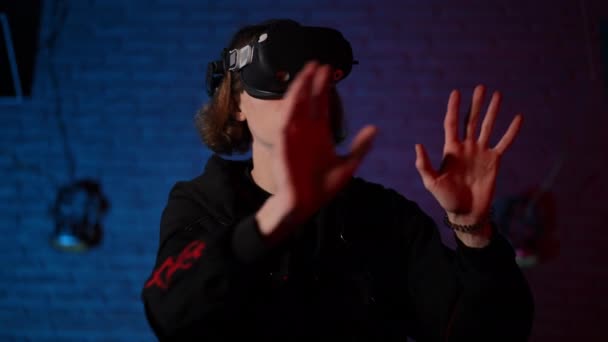 Ένας Νεαρός Άνδρας Γυαλιά Εικονικής Πραγματικότητας Στο Φόντο Ενός Πλίνθινου — Αρχείο Βίντεο