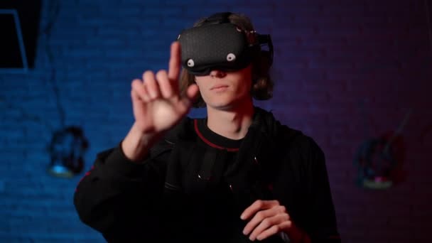 Парень Шлеме Виртуальной Реальности Фоне Кирпичной Стены Темной Комнате Синим — стоковое видео