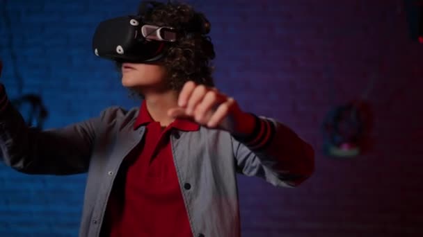 Ένας Έφηβος Γυαλιά Εικονικής Πραγματικότητας Αρπάζει Τον Αέρα Χέρια Του — Αρχείο Βίντεο