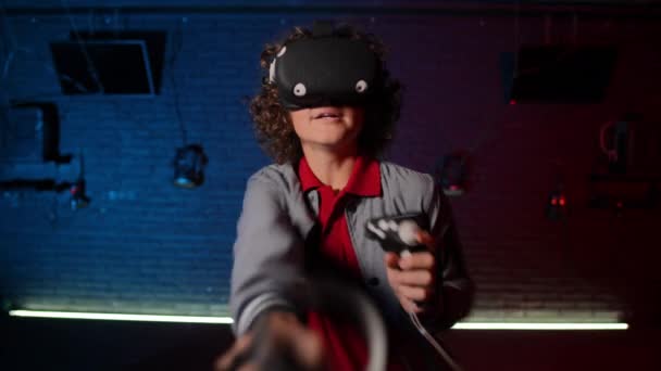 Ένας Έφηβος Που Φοράει Γυαλιά Εικονικής Πραγματικότητας Και Χειριστήρια Στα — Αρχείο Βίντεο