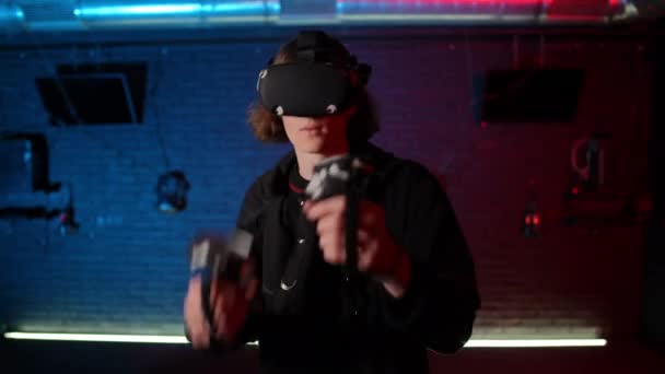 Ένας Νεαρός Άνδρας Κράνος Εικονικής Πραγματικότητας Και Χειριστήρια Στα Χέρια — Αρχείο Βίντεο