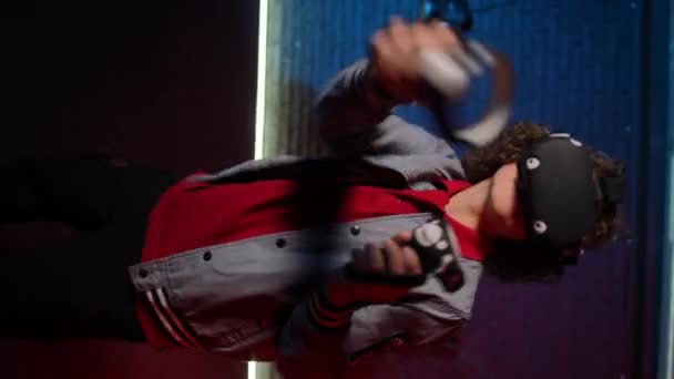 Вертикальне Відео Підліток Окулярах Контролерами Руках Активно Боксує Симуляторі Боксу — стокове відео