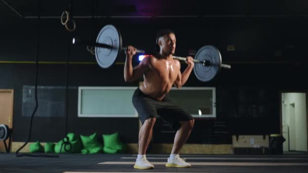Squats Dengan Barbel Diangkat Bahu Dilakukan Oleh Atlet Muda Ras — Stok Video