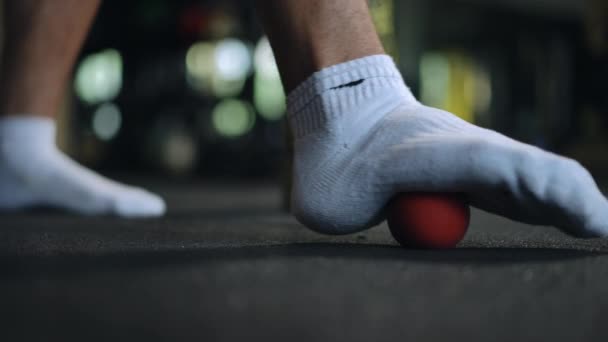 Zbliżenie Walcowanie Piłki Stopami Łagodzi Dyskomfort Środku Stopy Mężczyźni Skarpety — Wideo stockowe