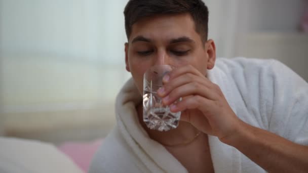 Повільний Рух Крупним Планом Молодий Хлопець Білому Халаті Воду Склянки — стокове відео