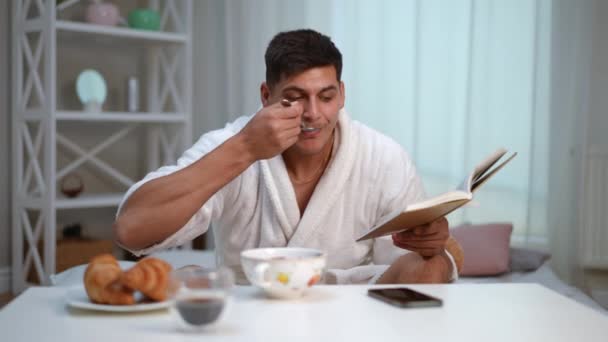 Zeitlupe Der Junge Mann War Beim Frühstück Sehr Ein Buch — Stockvideo