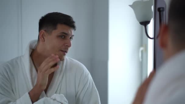 Ung Man Vit Badrock Tittar Sitt Ansikte Efter Rakning Från — Stockvideo