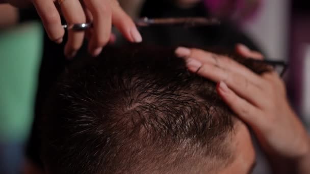 Close Hands Female Hairdresser Who Cuts Hair Using Professional Hairdressing — Stock Video