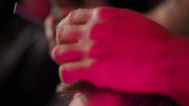 Mor Neon Işıklı Bir Berber Dükkanında Berber Makasıyla Saç Keserken — Stok video