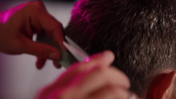 Nahaufnahme Eines Friseurs Mit Kamm Und Friseurschere Beim Haareschneiden Einem — Stockvideo