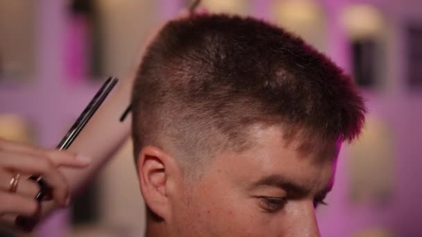 Zbliżenie Kobieta Fryzjer Daje Objętość Wzrokową Włosów Męskich Obcinając Nożyczkami — Wideo stockowe