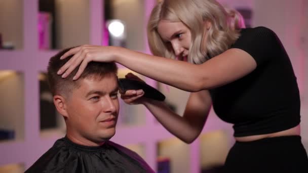 Beautiful Young Woman Hairdresser Uses Hair Clipper Trim Hair Mans — Stock Video
