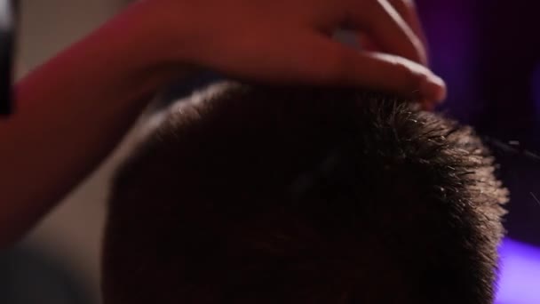 Yakın Plan Bir Kadın Kuaför Modern Bir Kuaförde Dikilirken Bir — Stok video