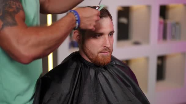 Ein Friseur Kämmt Einem Männlichen Kunden Die Haare Mit Einem — Stockvideo
