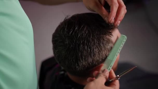 Nahaufnahme Ein Nicht Wiederzuerkennender Männlicher Friseur Kämmt Den Kunden Die — Stockvideo