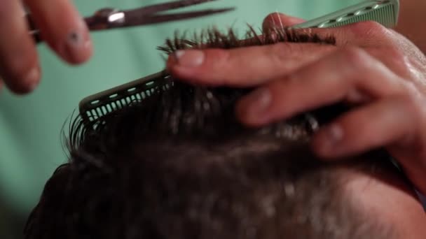 Nahaufnahme Ein Unkenntlich Gemachter Friseur Schneidet Einem Kunden Mit Einer — Stockvideo