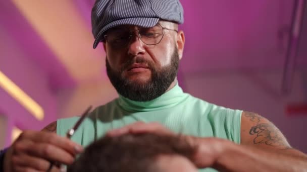 Primer Plano Peluquero Elegante Con Barba Con Gorra Gafas Recorta — Vídeos de Stock
