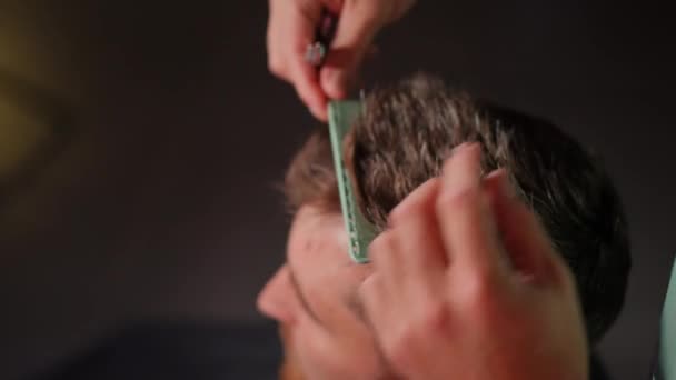 Zbliżenie Fryzjer Uczesał Włosy Głowie Mężczyzny Grzebieniem Pociął Nożyczkami Włosów — Wideo stockowe