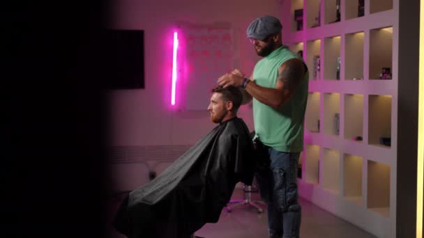 Modny Męski Fryzjer Rozmawia Czesze Włosy Głowie Męskiego Klienta Rękami — Wideo stockowe