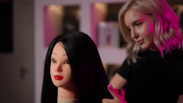 Genç Bir Kadın Kuaför Uzun Saçlarını Taramak Için Mankeni Kullanır — Stok video