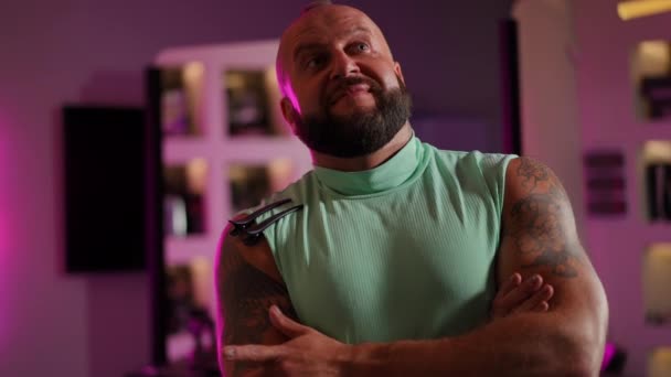 Närbild Stilig Man Med Tatueringar Poserar För Kameran Med Armarna — Stockvideo