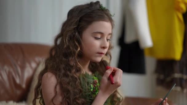 Zbliżenie Makijaż Piękna Pani Zielonej Sukience Dziewczyna Spogląda Siebie Małym — Wideo stockowe