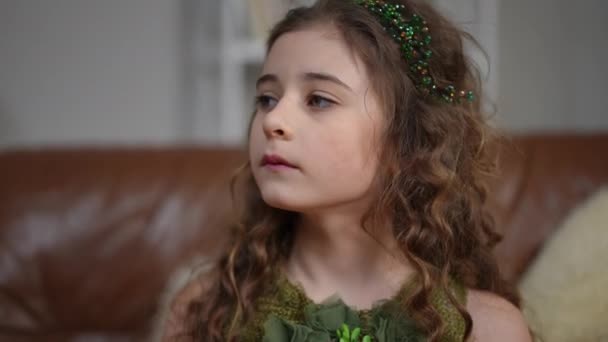 Крупним Планом Красива Маленька Леді Дивиться Навколо Сидячи Дивані Сучасній — стокове відео