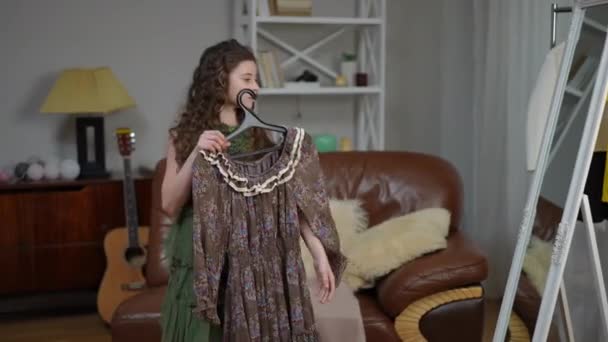 Трохи Модниця Приміряє Сукню Стоячи Перед Повноцінним Дзеркалом Підлоги Вітальні — стокове відео