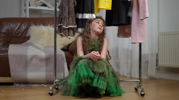 Маленька Модниця Засмучена Дивиться Камеру Головою Руках Сидячи Під Підлогою — стокове відео